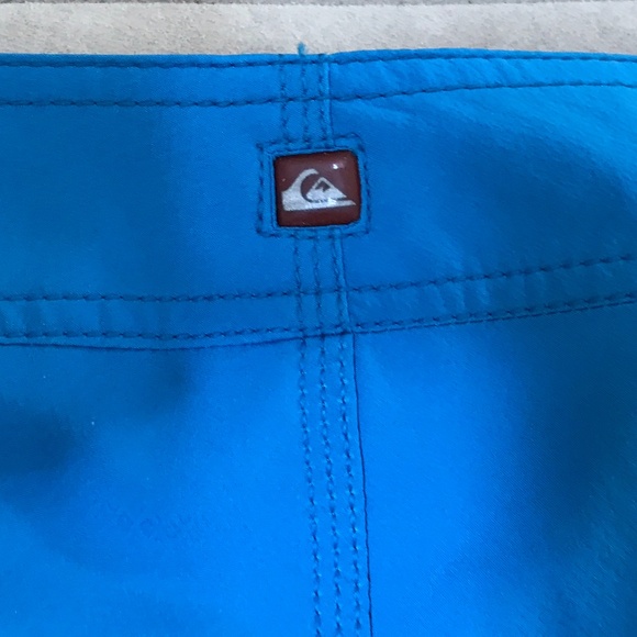 MENS QUICKSILVER BLUE BOARD SHORTS - SIZE 32 - Picture 9 of 9